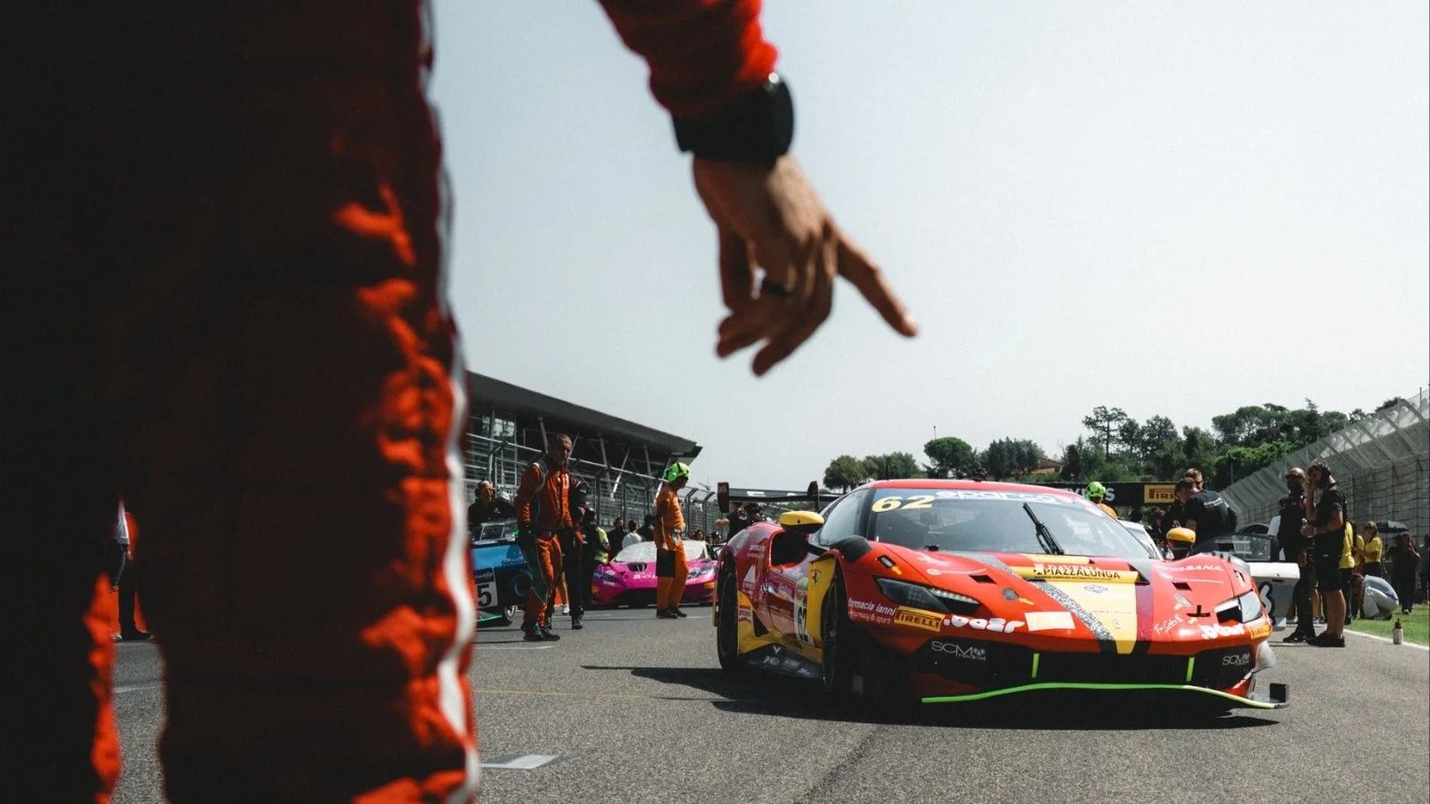 La Ferrari 296 GT3 numero 62 di Double TT Racing sulla griglia a Imola nel 2026